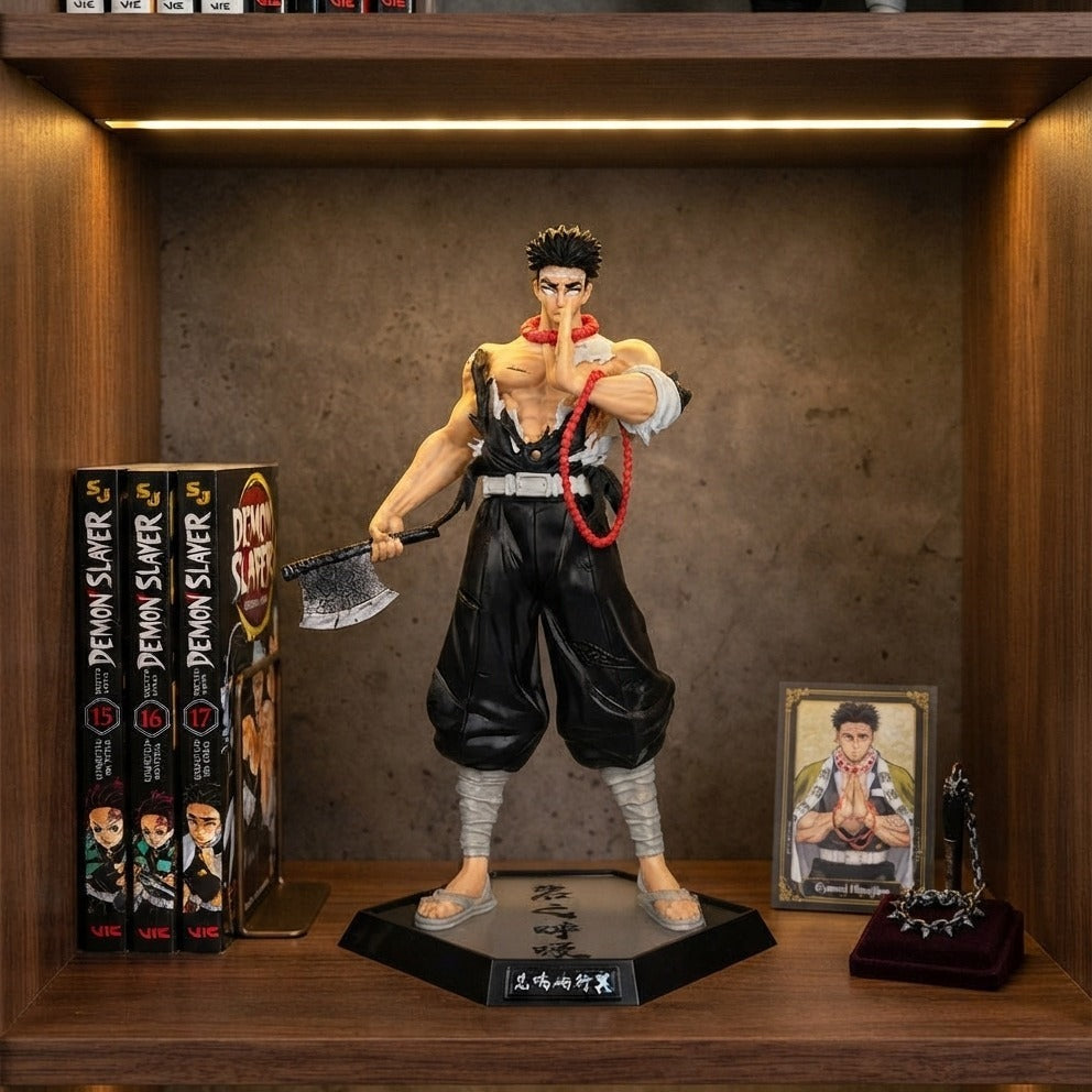 Figurine Gyomei Himejima Demon Slayer exposée sur une étagère (décor non inclus)