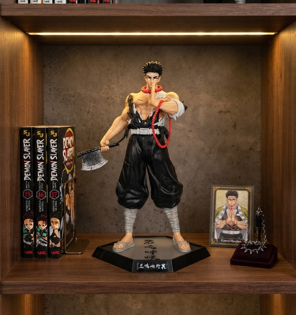 Figurine Gyomei Himejima Demon Slayer exposée sur une étagère (décor non inclus)