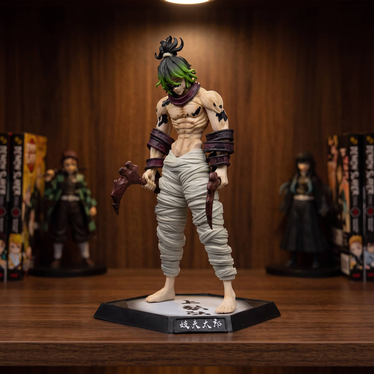 Figurine Gyutaro Lune Supérieure Six Demon Slayer - exposee sur une etagere (decor non inclus)