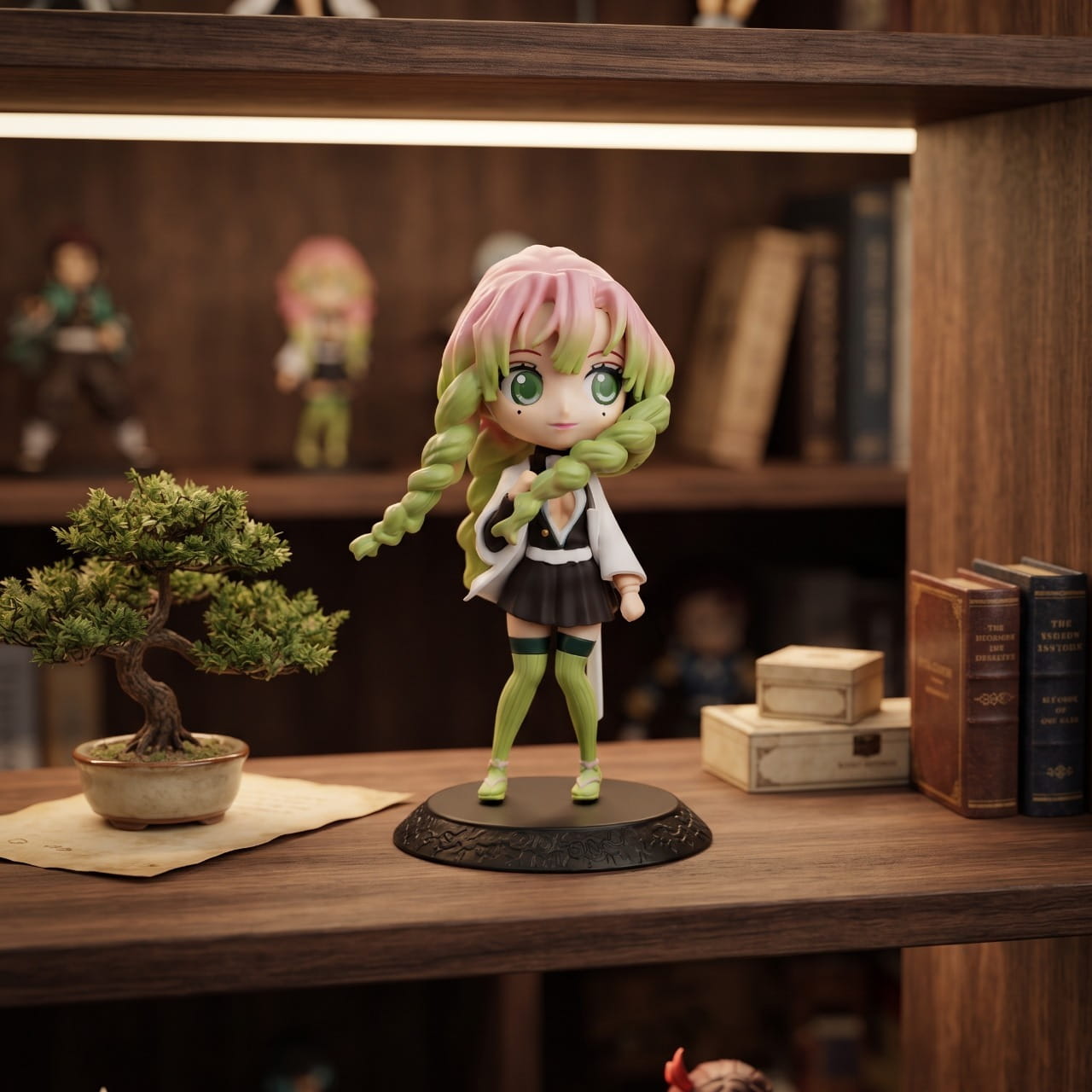 Figurine Mitsuri Kanroji debout, exposée sur une étagère (décor non inclus)