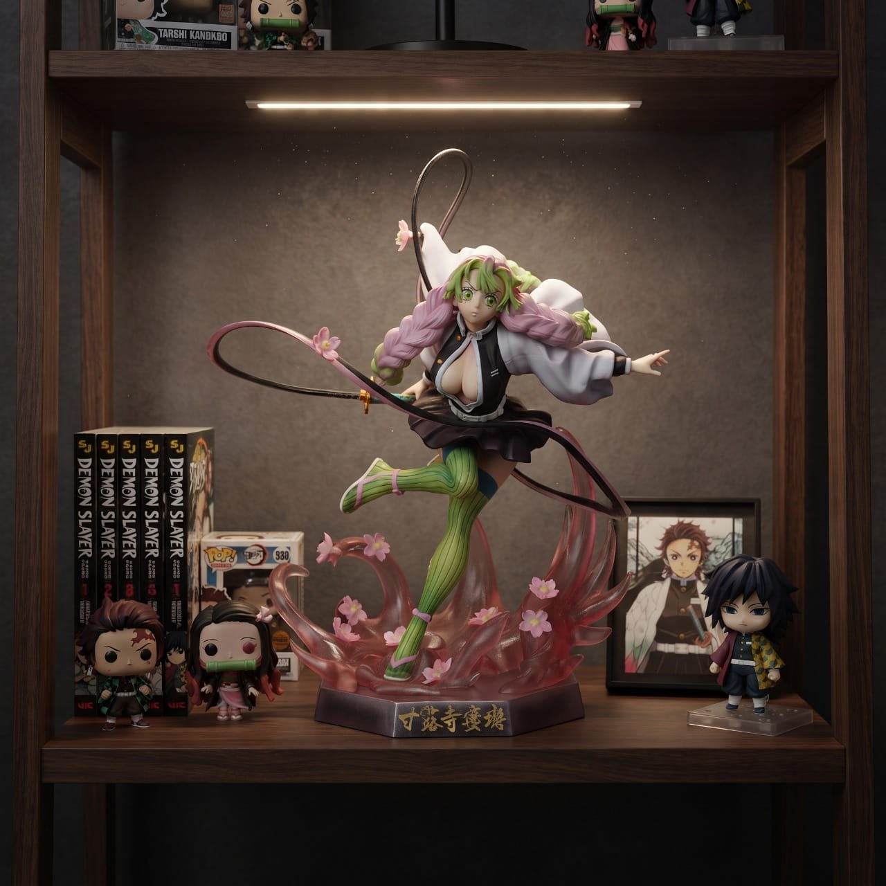 Figurine Mitsuri Kanroji pilier de l'amour Demon Slayer - exposee sur une etagere (decor non inclus)