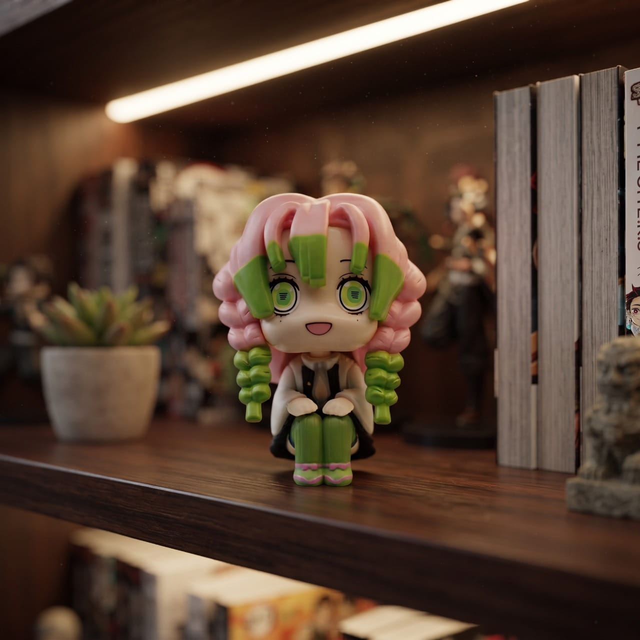 Figurine chibi Mitsuri Kanroji assise, exposée sur une étagère (décor non inclus)
