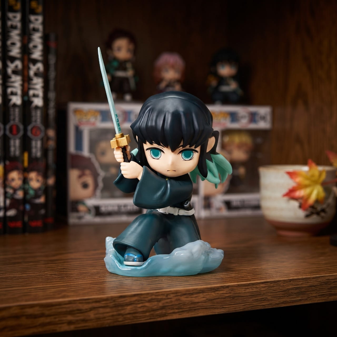 Figurine chibi Muichiro Tokito — brume blanche translucide autour de la lame — Demon Slayer, étagère (décor non inclus)