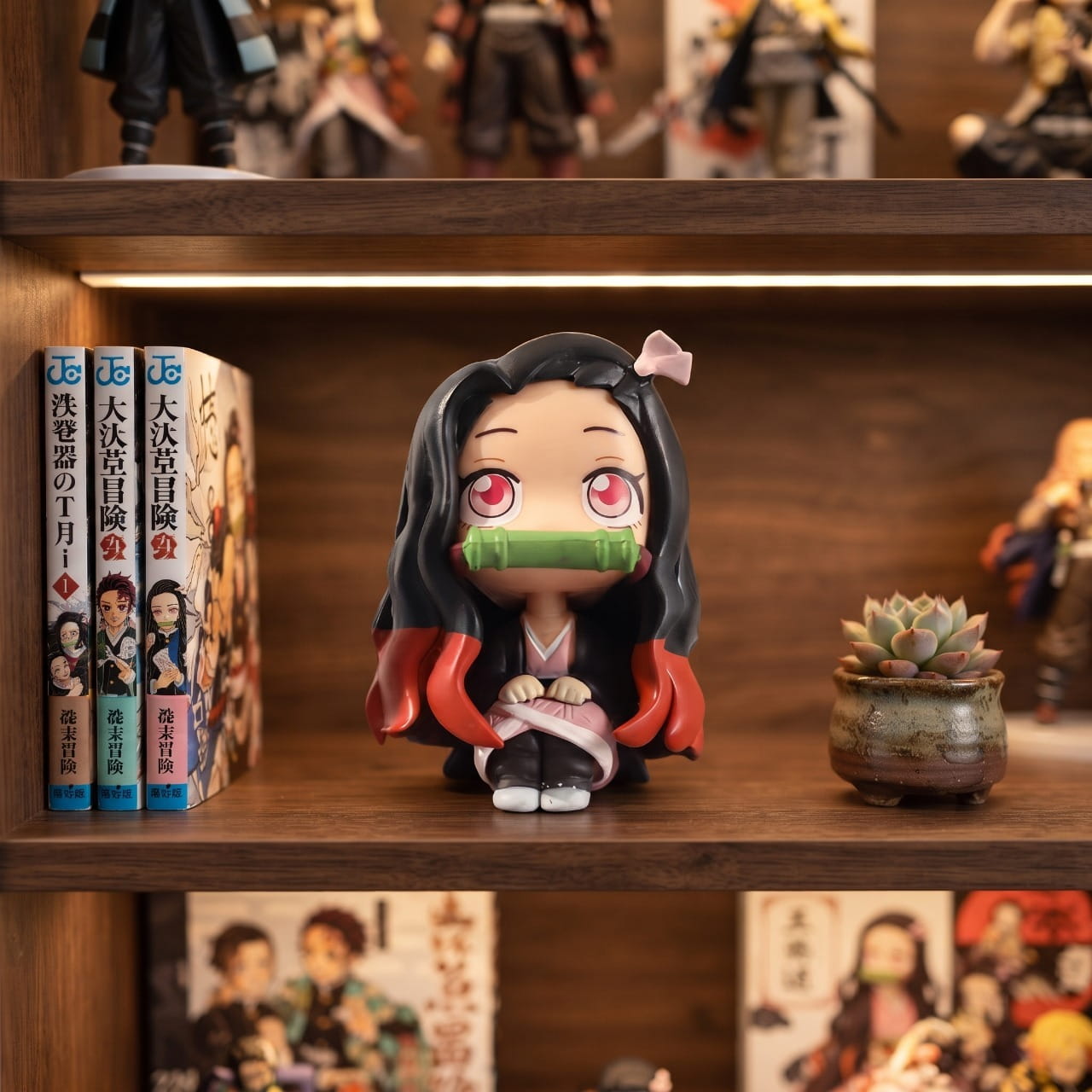 Figurine chibi Nezuko Kamado assise, exposée sur une étagère (décor non inclus)
