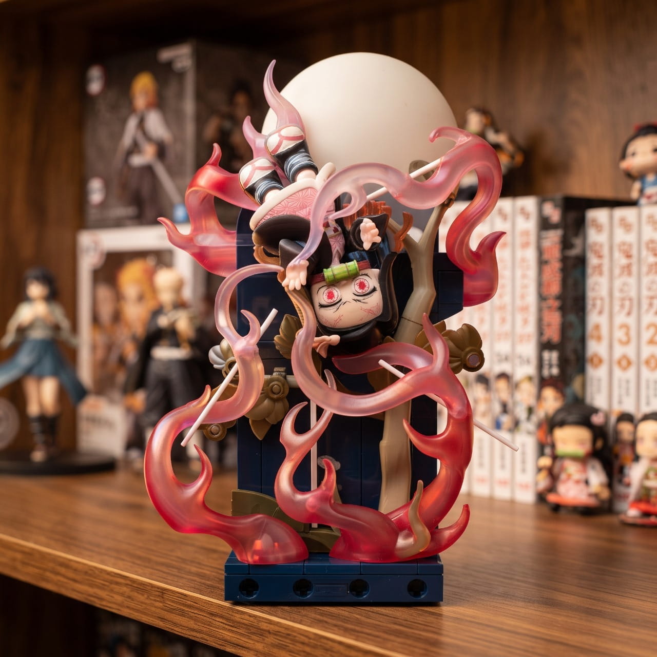 Figurine chibi Nezuko Kamado — flammes roses translucides du sang démoniaque — Demon Slayer, étagère (décor non inclus)
