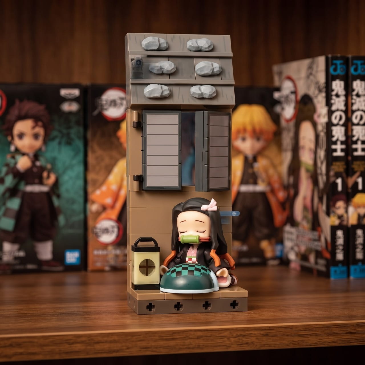 Figurine chibi Nezuko Kamado — mors de bambou — Demon Slayer, étagère (décor non inclus)