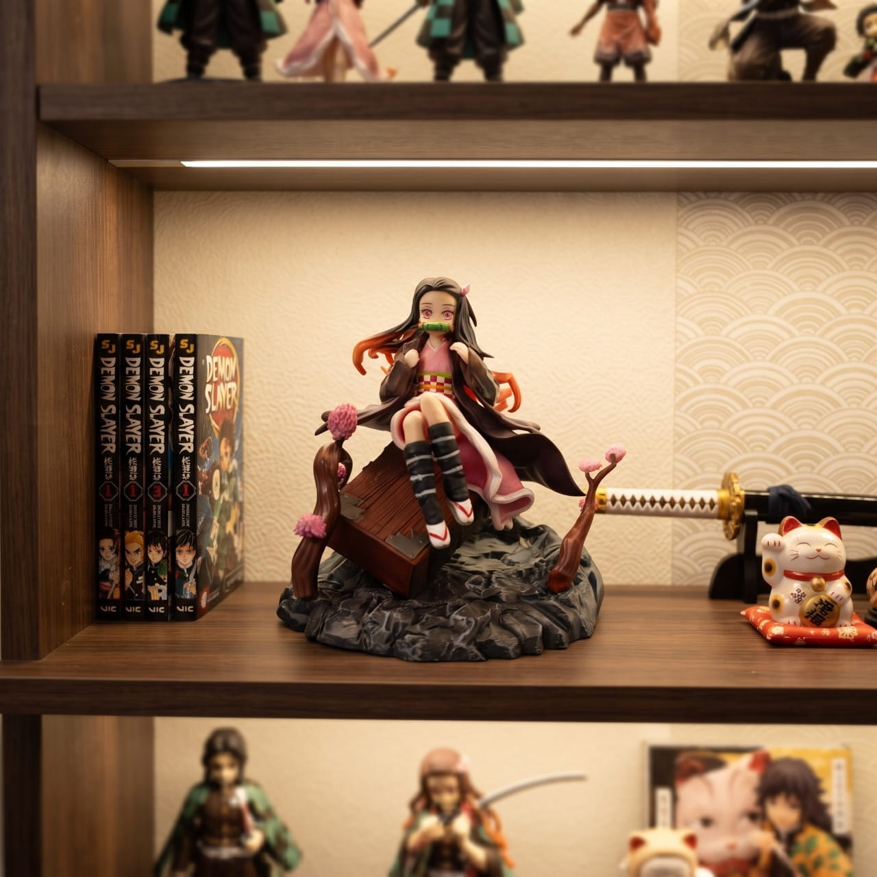 Figurine Nezuko aux sakuras Demon Slayer - exposee sur une etagere (decor non inclus)