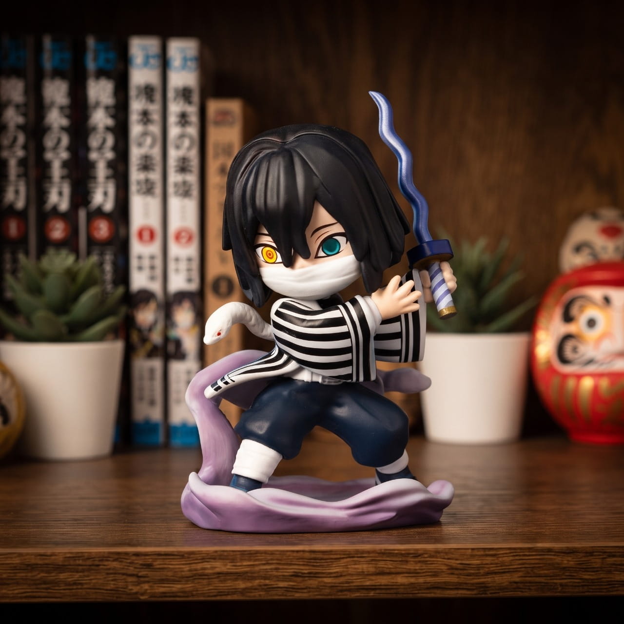 Figurine chibi Obanai Iguro — serpent blanc Kaburamaru enroulé autour des épaules — Demon Slayer, étagère (décor non inclus)