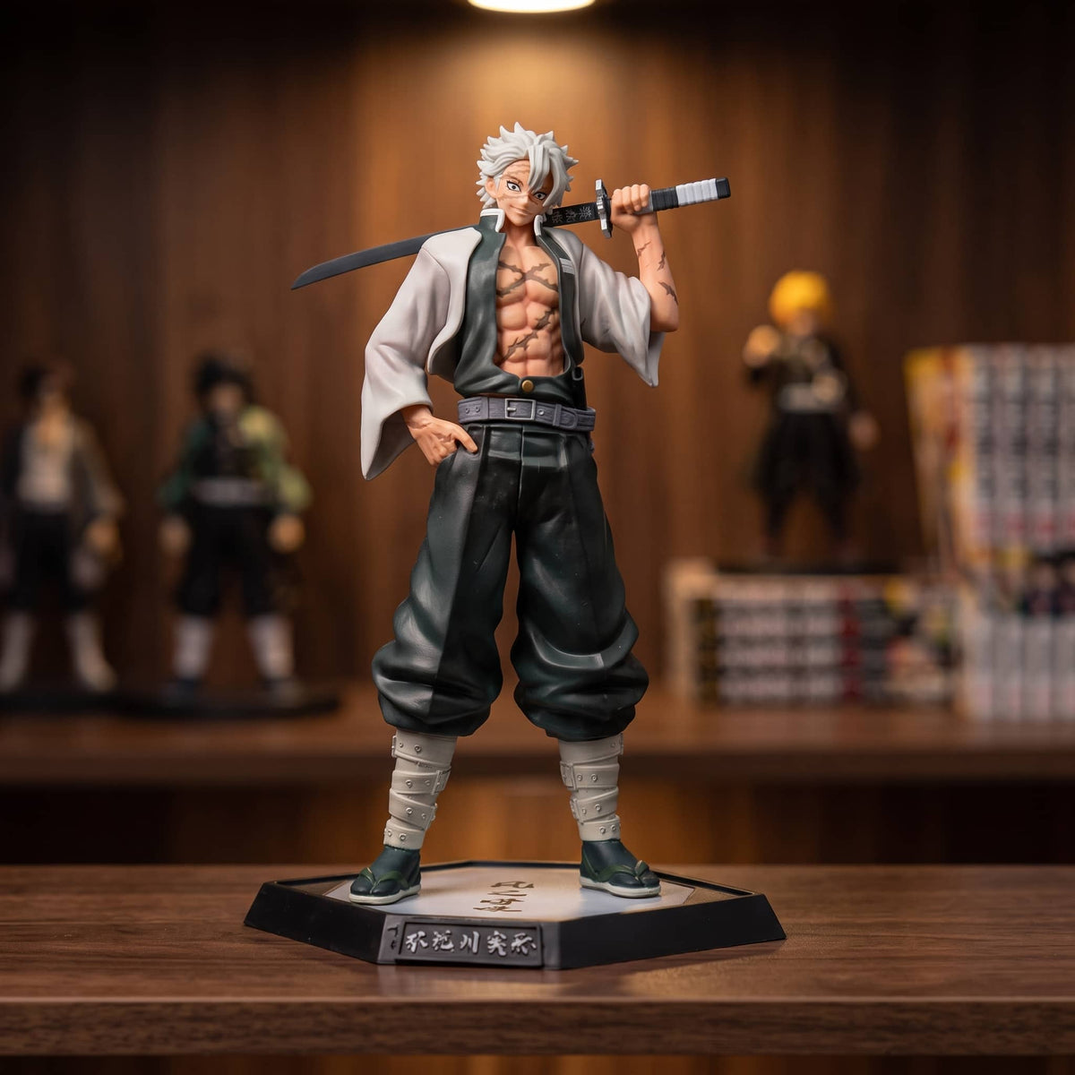 Figurine Sanemi Shinazugawa Pilier du Vent Demon Slayer - exposee sur une etagere (decor non inclus)