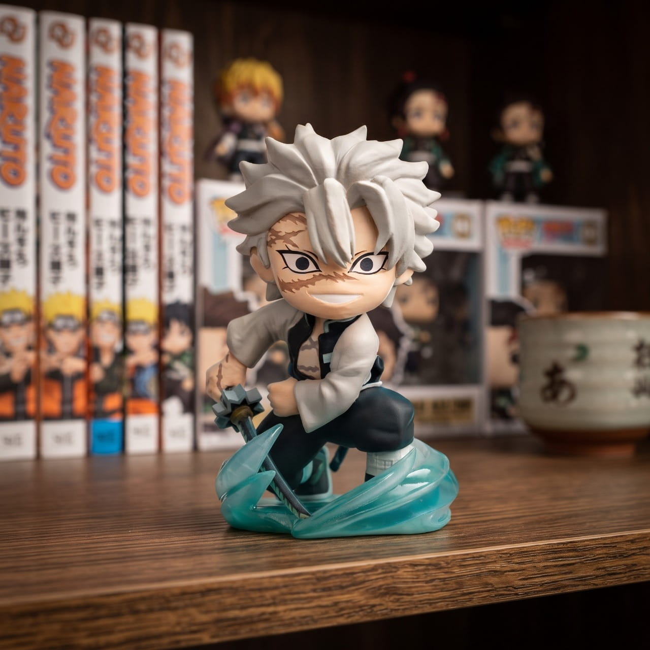 Figurine chibi Sanemi Shinazugawa — bourrasque verte translucide autour des jambes — Demon Slayer, étagère (décor non inclus)