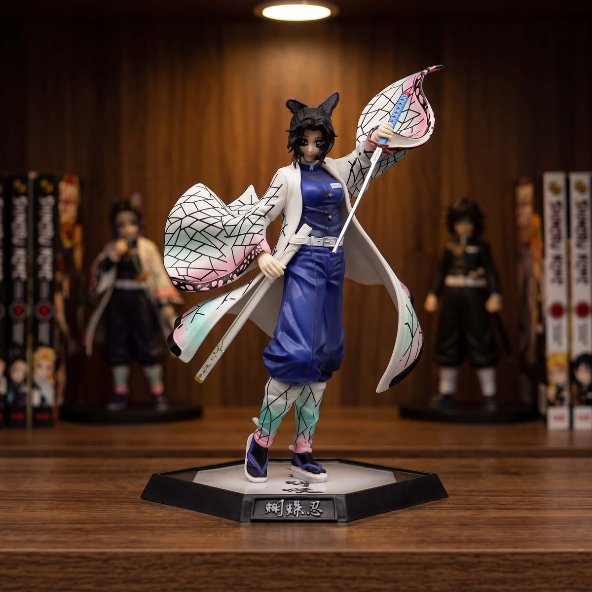 Figurine Shinobu Kocho Pilier de l'Insecte Demon Slayer - exposee sur une etagere (decor non inclus)