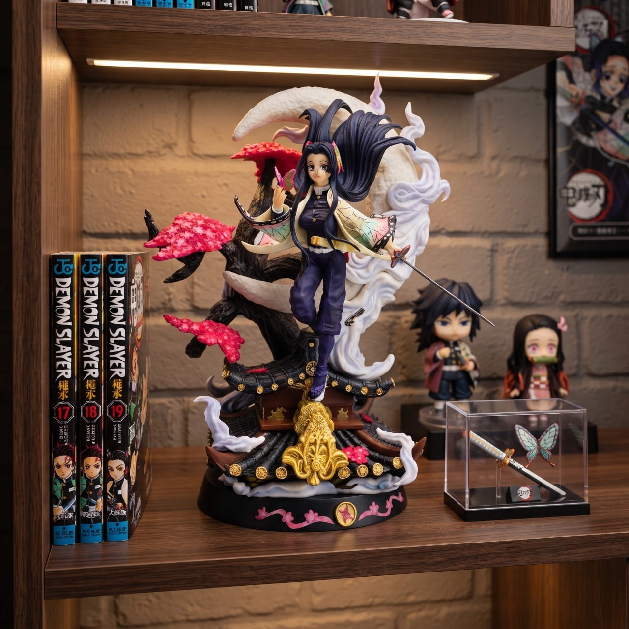 Figurine Shinobu Kocho combat lune Demon Slayer - exposee sur une etagere (decor non inclus)