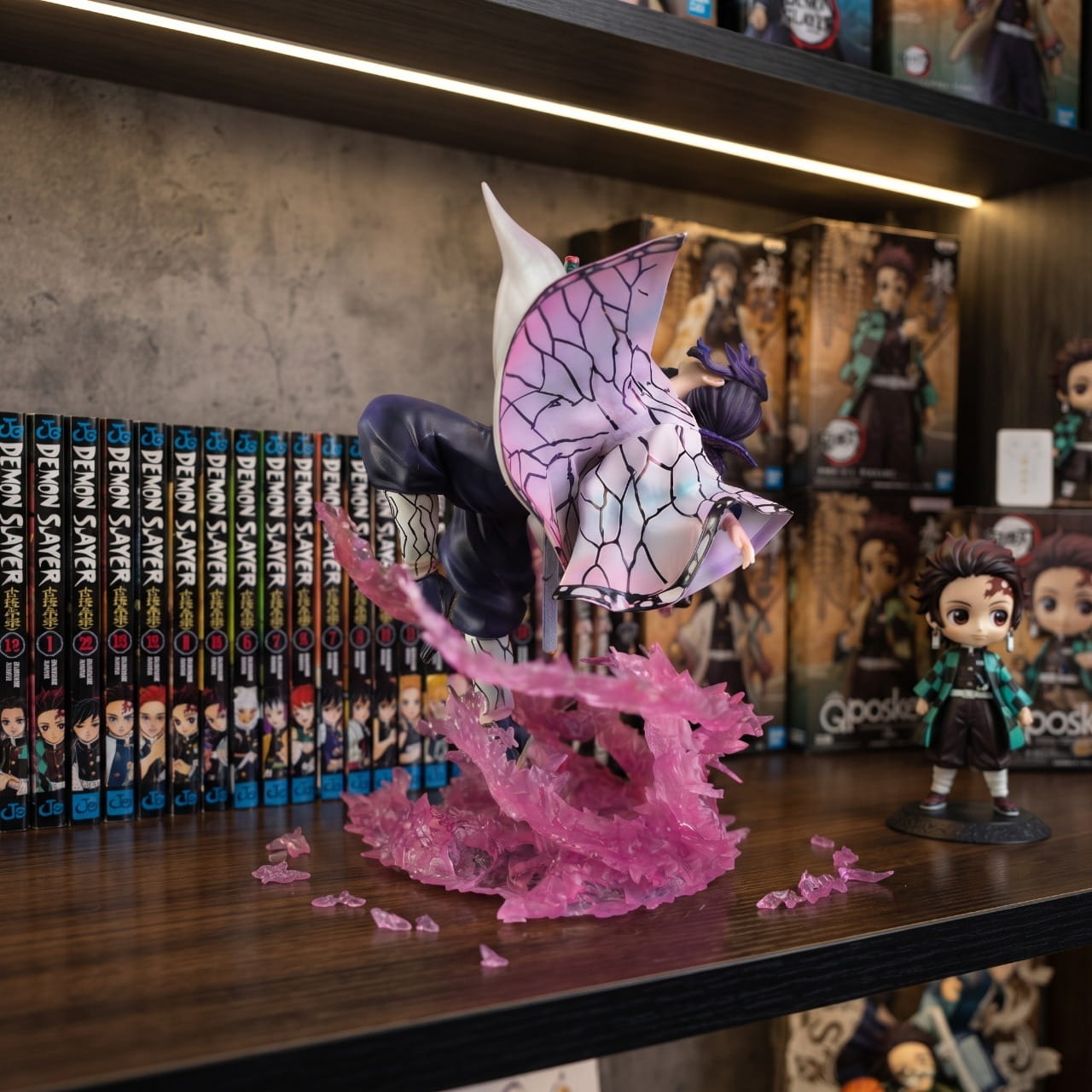 Figurine Shinobu Kocho vol du papillon Demon Slayer - exposee sur une etagere (decor non inclus)