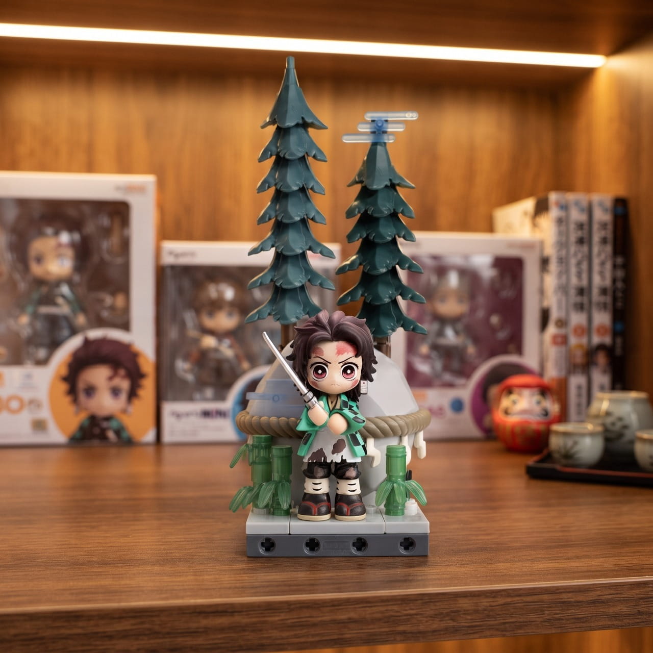 Figurine chibi Tanjiro Kamado — sapins enneigés montés en briques — Demon Slayer, étagère (décor non inclus)