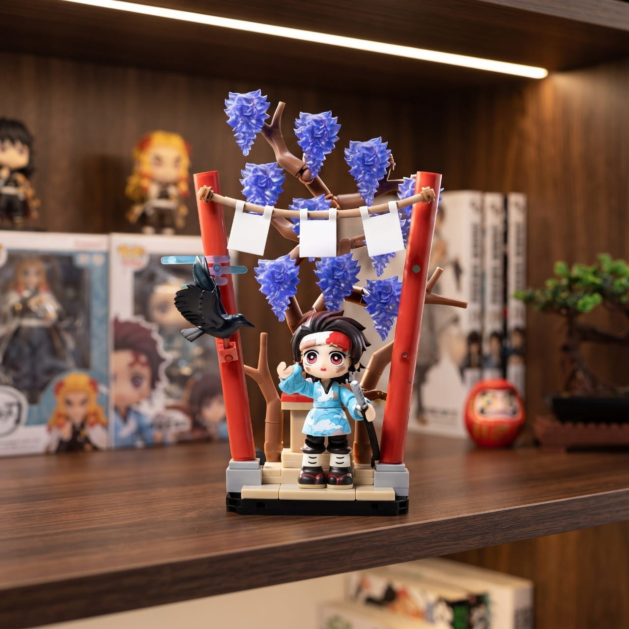 Figurine chibi Tanjiro Kamado — torii rouges, corbeau messager — Demon Slayer, étagère (décor non inclus)
