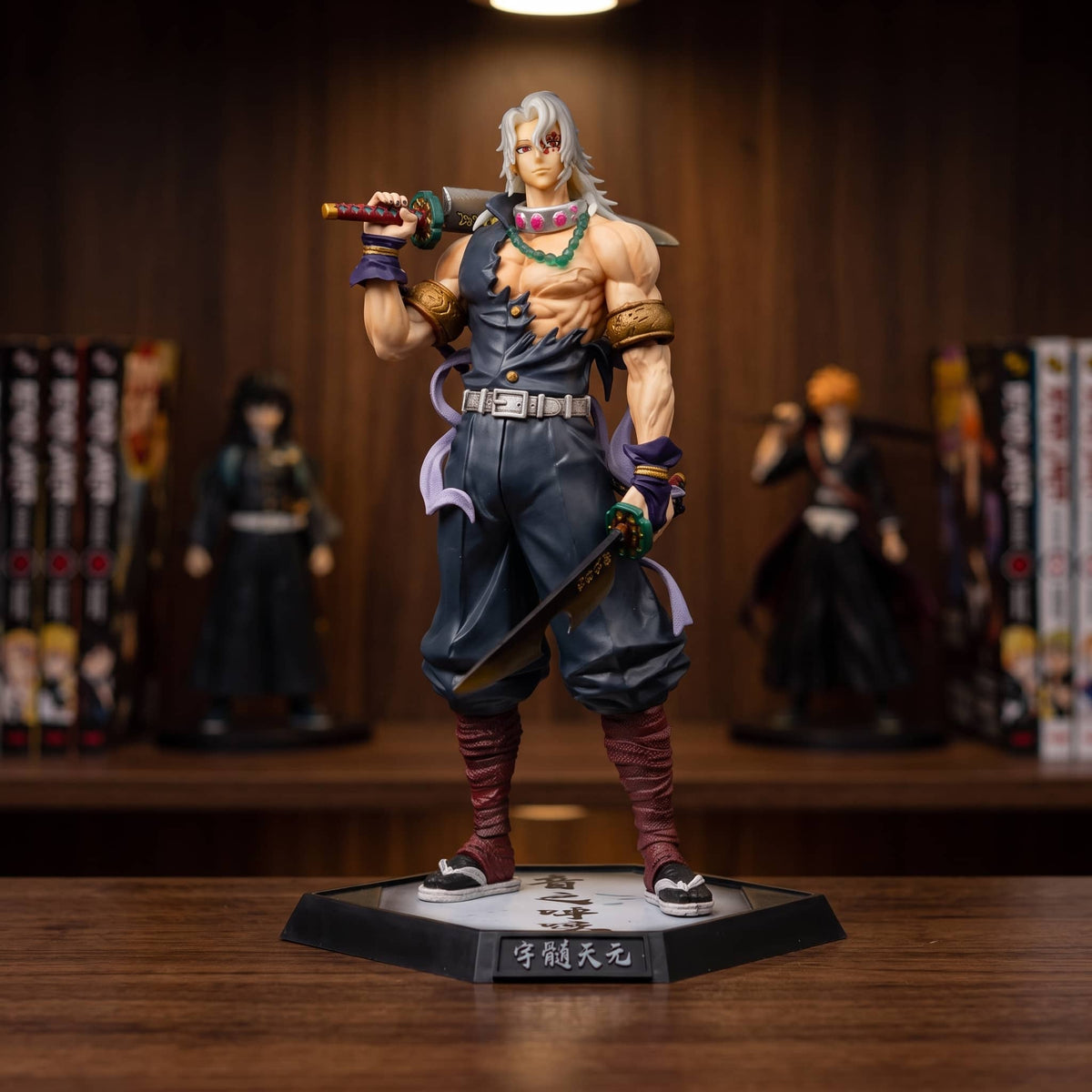 Figurine Tengen Uzui Pilier du Son Demon Slayer - exposee sur une etagere (decor non inclus)