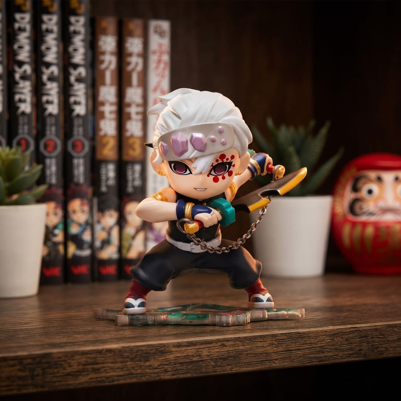 Figurine chibi Tengen Uzui — deux sabres reliés par une chaîne — Demon Slayer, étagère (décor non inclus)