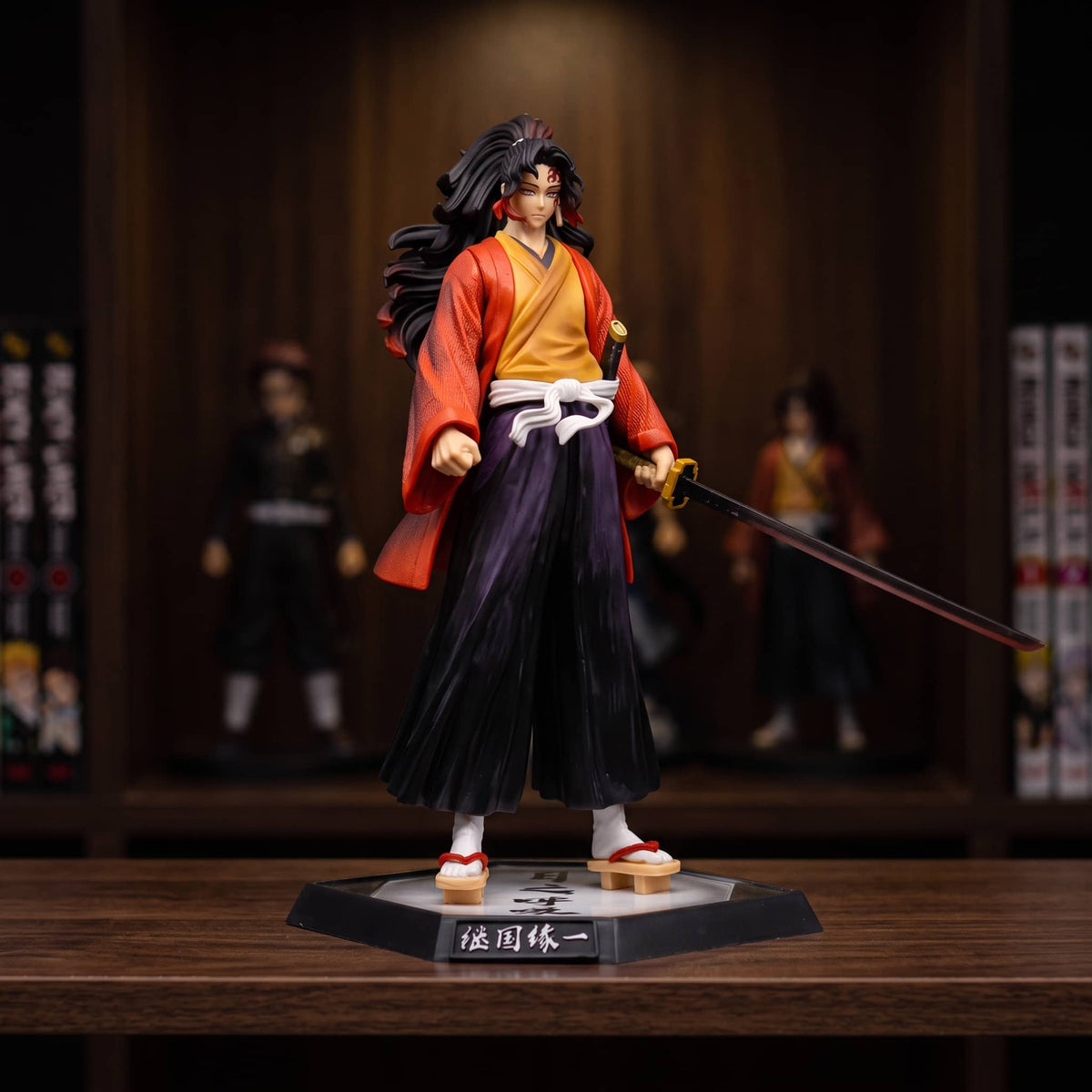 Figurine Yoriichi Tsugikuni Souffle du Soleil Demon Slayer - exposee sur une etagere (decor non inclus)