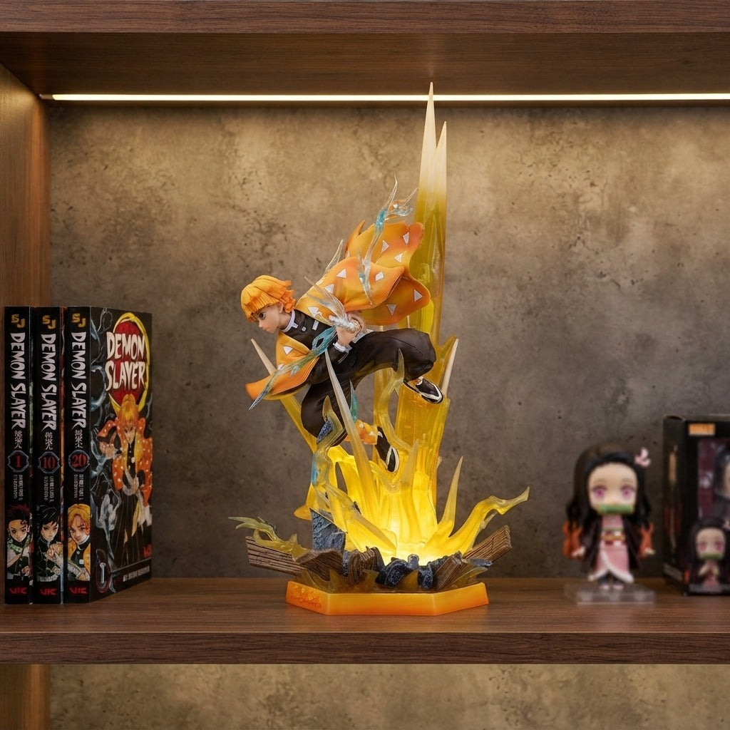 Figurine Zenitsu Demon Slayer exposée sur une étagère (décor non inclus)