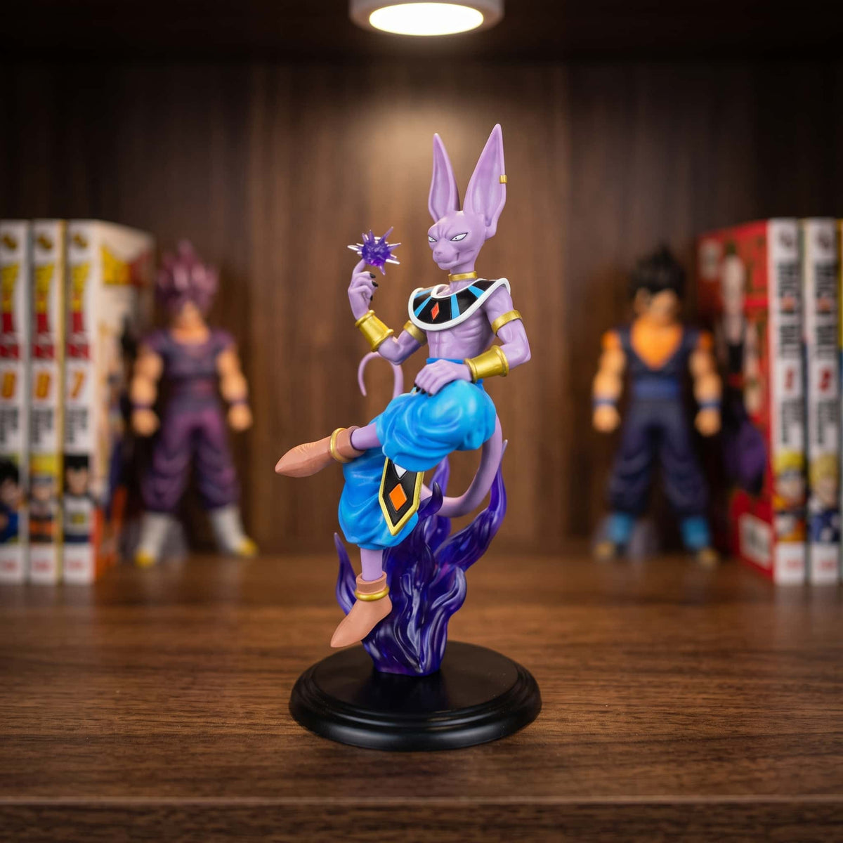 Figurine Beerus (Dragon Ball), 20 cm, dans la tenue bleu-vert bordée d'or — posée sur une étagère en bois.