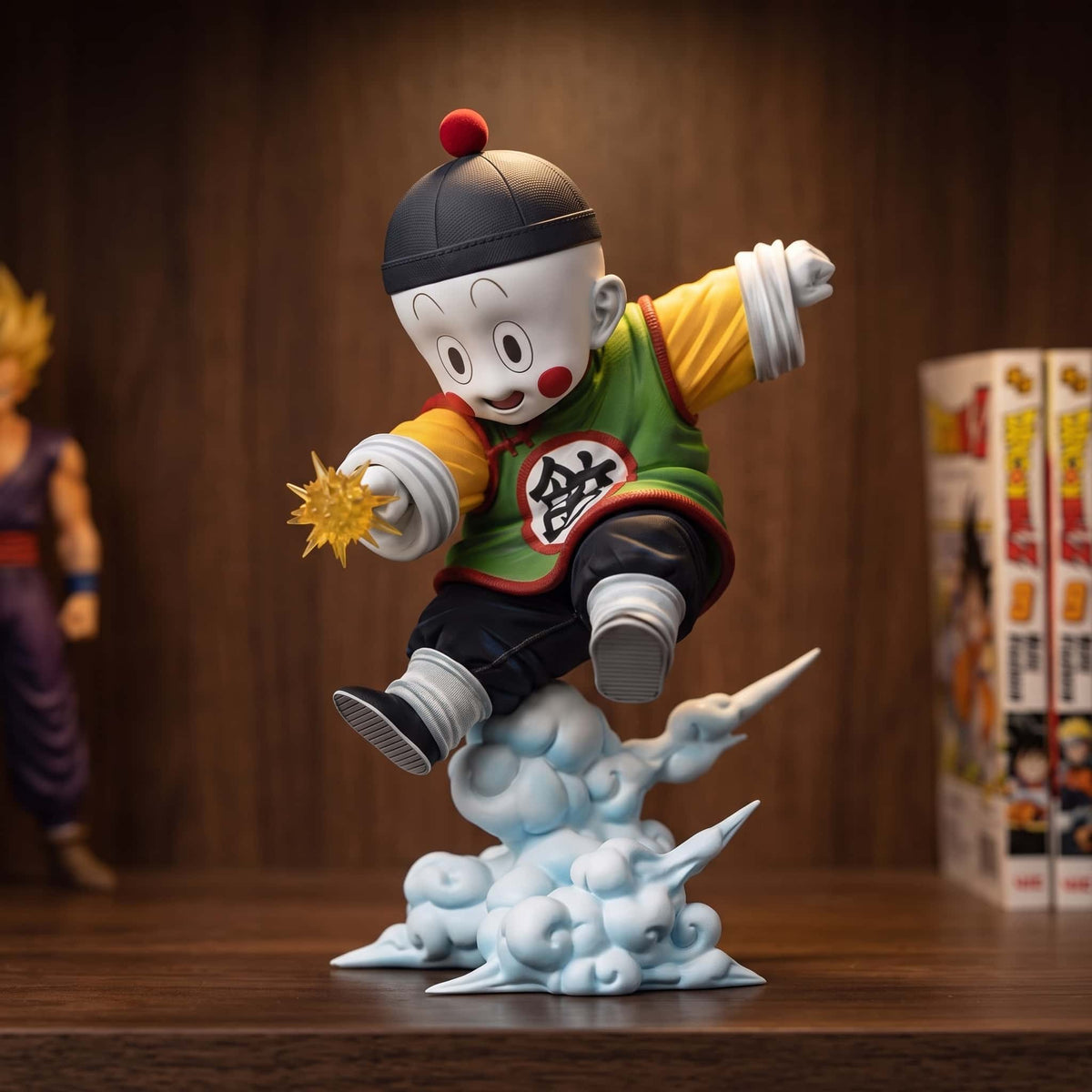 Figurine de Chaozu de 16 cm en vol au-dessus d'un socle nuage bleu pâle, veste verte et calotte noire, éclat d'énergie jaune au bout du doigt, sur une étagère en bois