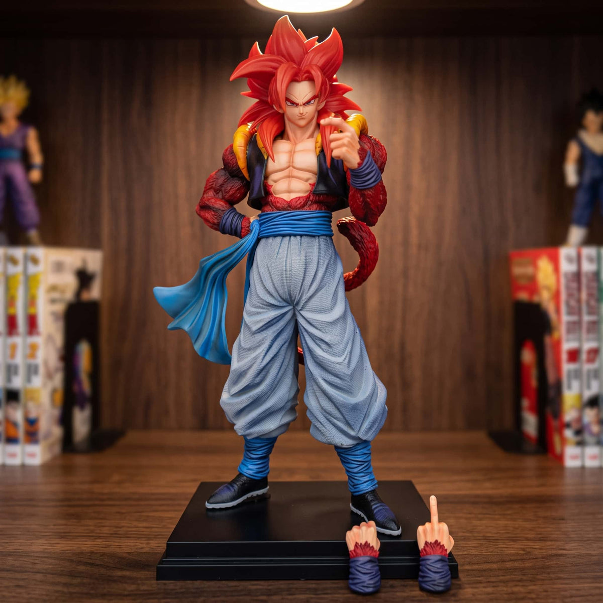 Figurine Gogeta Super Saiyan 4 (Dragon Ball), 34 cm, — posée sur une étagère en bois.