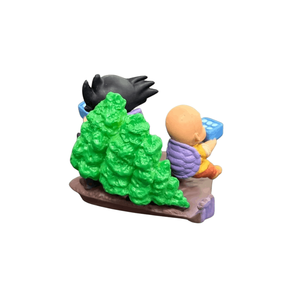 Figurine Goku et Krillin Dragon Ball de dos : buisson touffu et carapace violette sur le socle de terre
