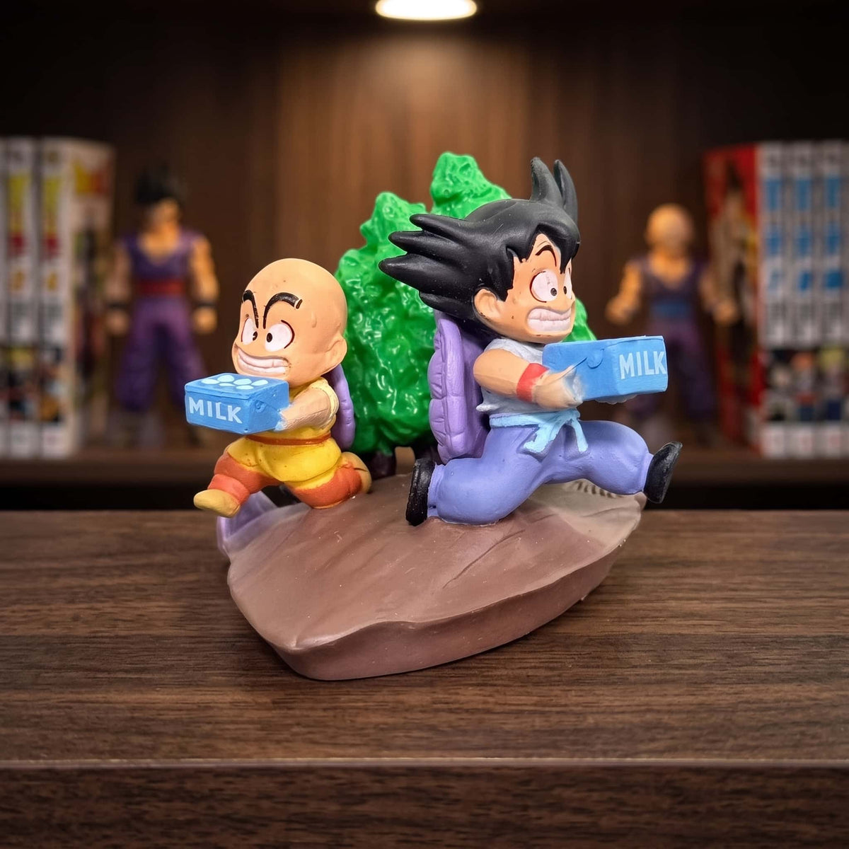 Mini diorama Dragon Ball Goku et Krillin 5 cm livrant le lait, exposé sur une étagère (décor non inclus)