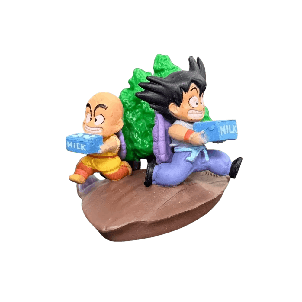 Figurine Goku et Krillin Dragon Ball de profil : enfants en pleine course, carapaces de tortue, caisses de lait bleues