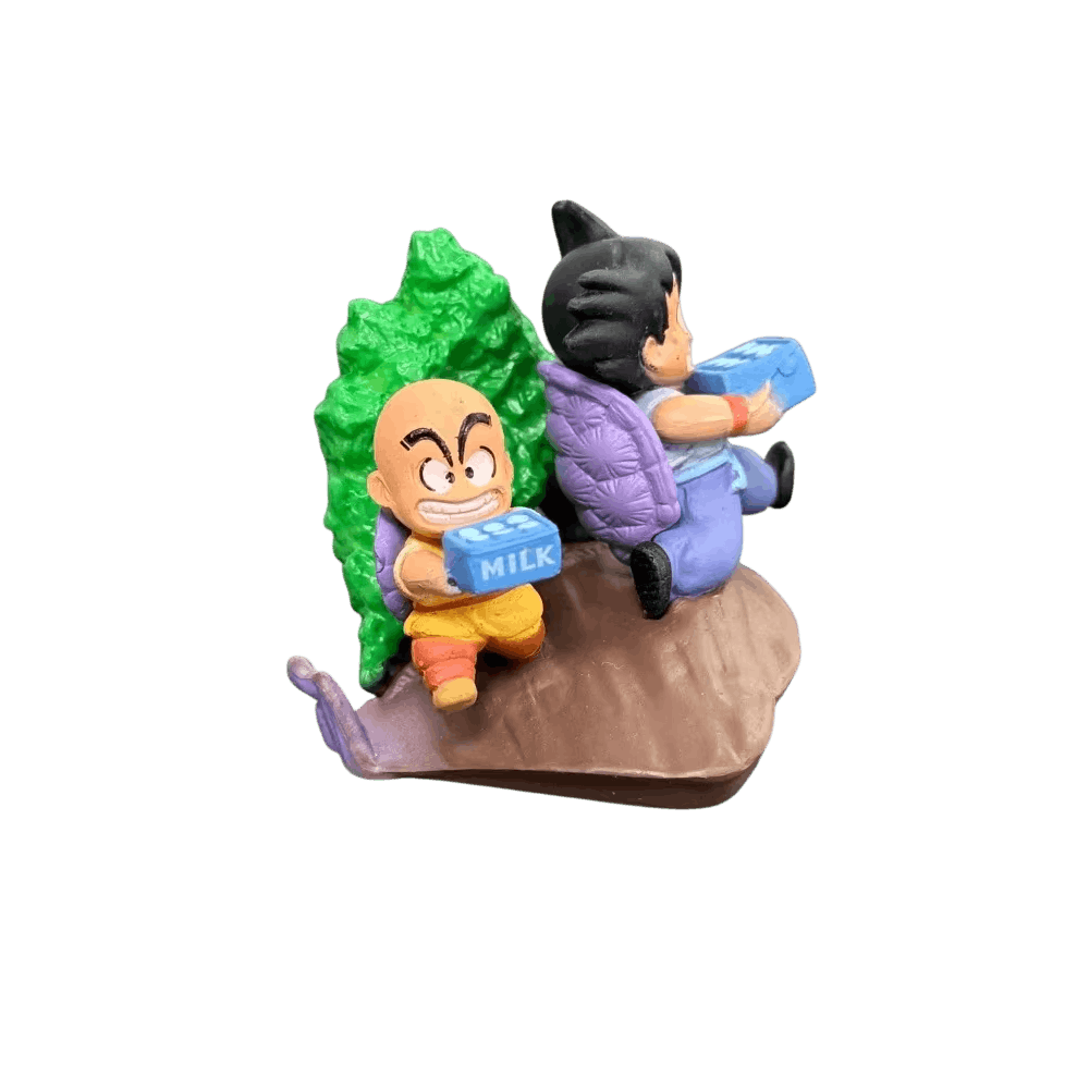 Figurine Goku et Krillin Dragon Ball de trois quarts : Krillin au premier plan, buisson vert derrière eux