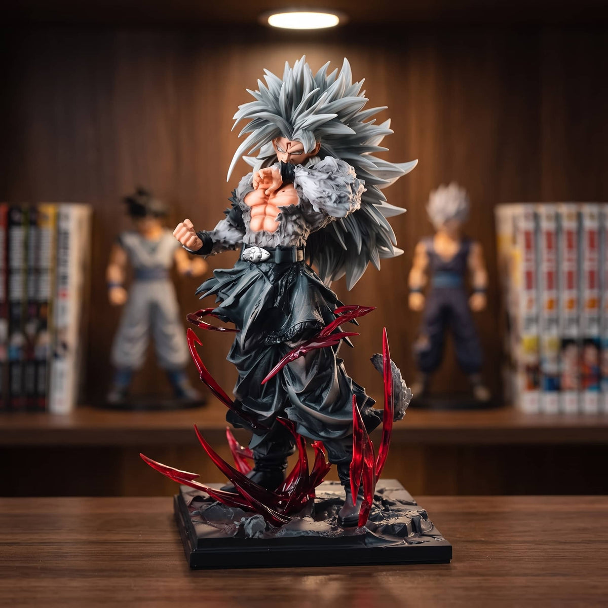 Figurine de Son Goku Super Saiyan 5 : crinière blanche descendant jusqu'aux cuisses, fourrure grise sur le torse, gi noir déchiré et éclats d'énergie rouges, 36 cm sur socle de dalles brisées, posée sur une étagère en bois
