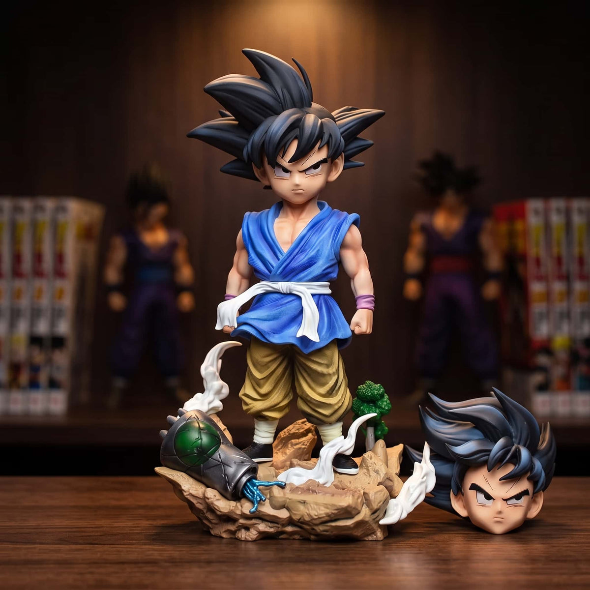 Figurine de Goku enfant de Dragon Ball GT, 26 cm, gi bleu et pantalon sable, sur un socle rocheux avec un scouter brisé, posée sur une étagère en bois