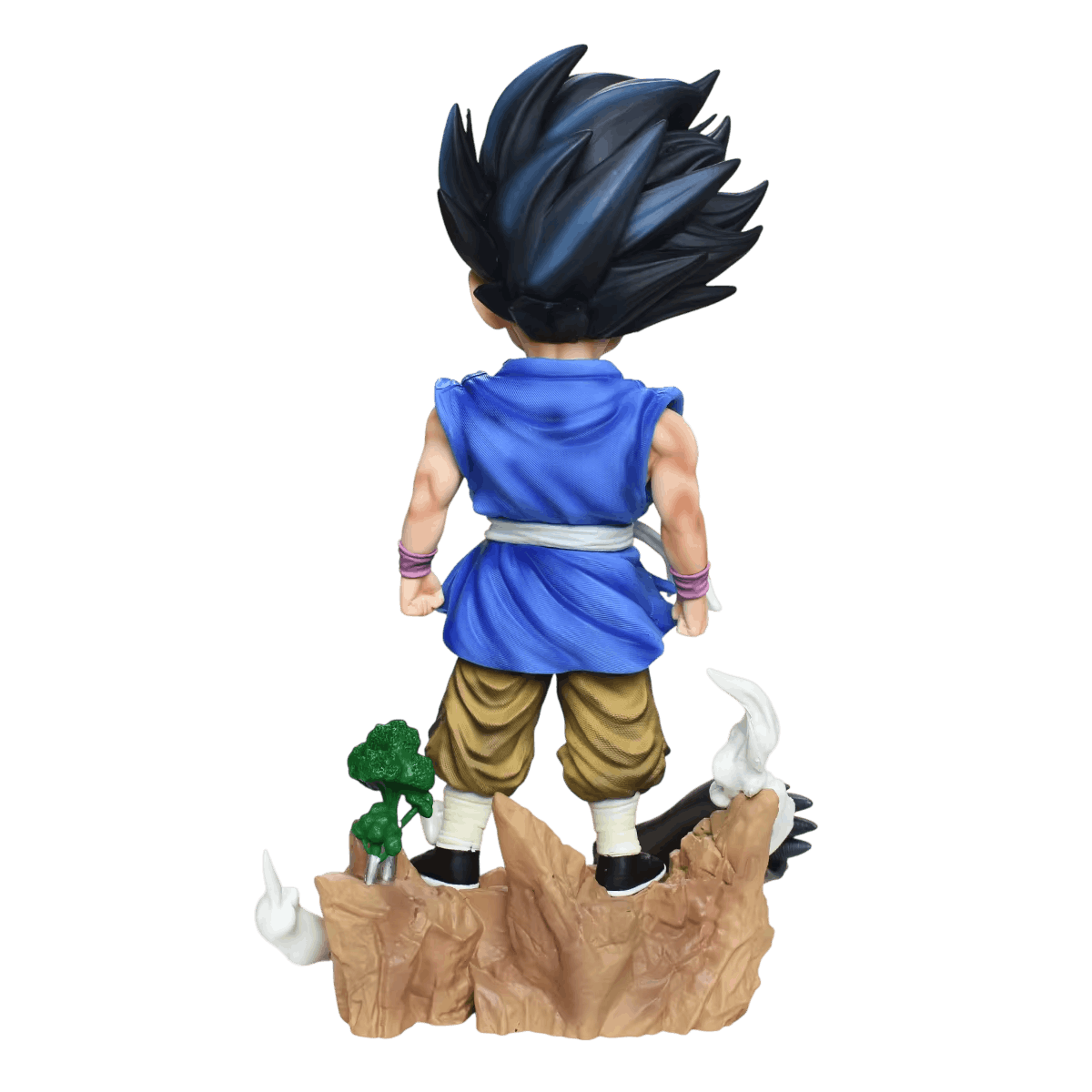 Figurine Goku enfant GT vue de dos, ceinture blanche nouée et socle rocheux avec touffes d'herbe