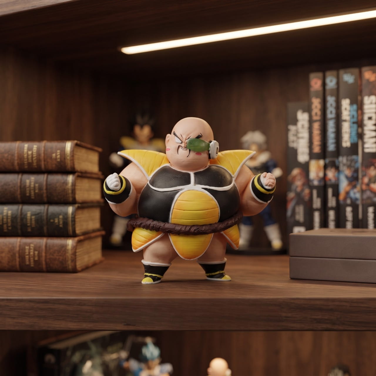 Figurine Dragon Ball Nappa en version ronde, exposée sur une étagère (décor non inclus)