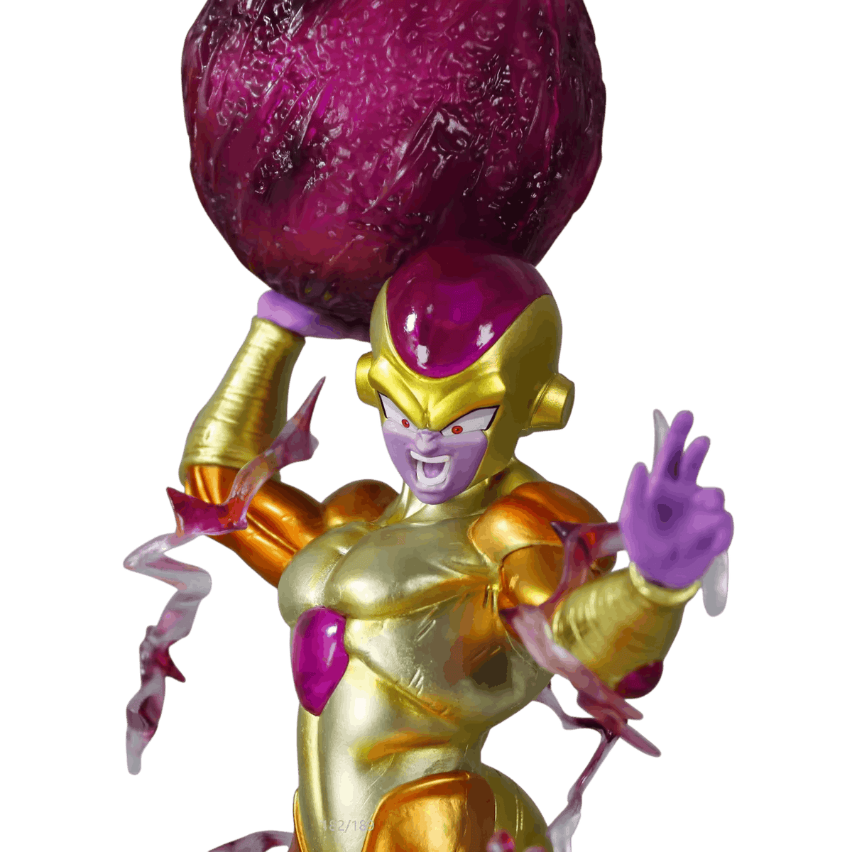Gros plan sur le buste de Frieza doré, plaques d'or brossé et gemmes violettes incrustées