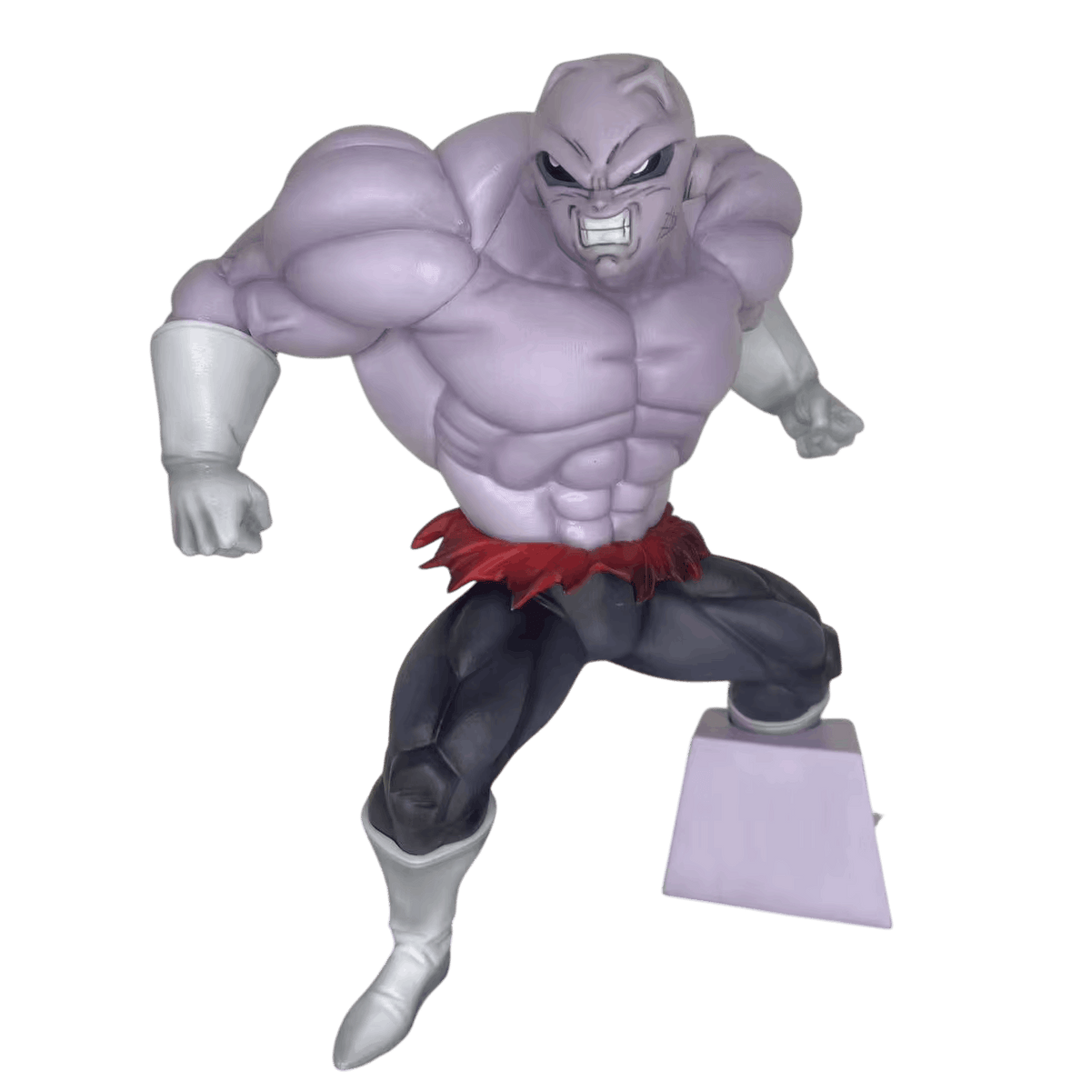 Figurine Jiren pleine puissance détourée sur fond noir, vue de trois quarts, poing fermé et bottes blanches