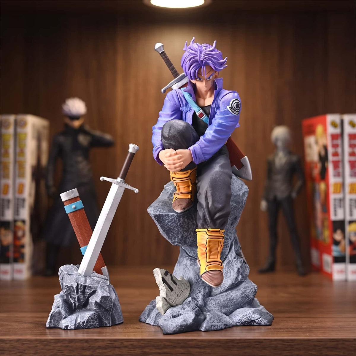 Figurine Trunks du futur (Dragon Ball), 26 cm, — posée sur une étagère en bois.