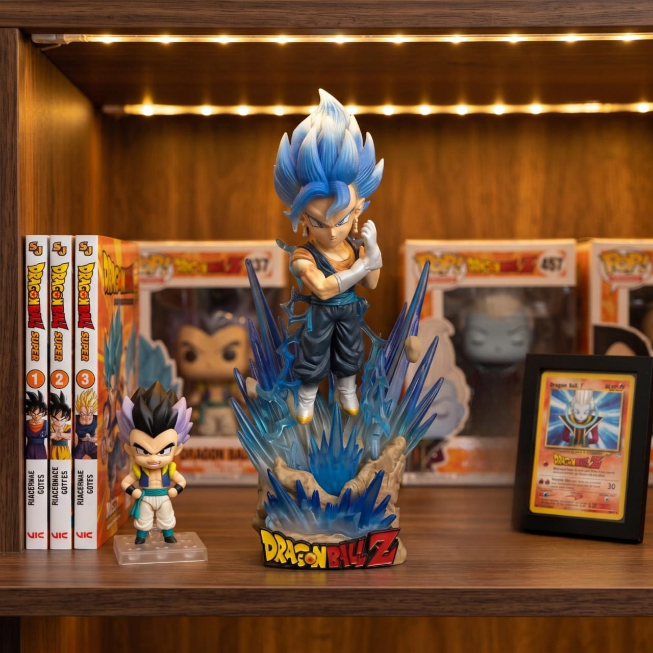 Figurine Vegetto Blue exposée sur une étagère (décor non inclus)