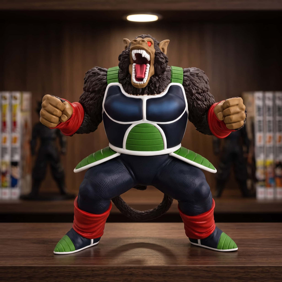 Figurine de Bardock en Ōzaru : singe géant à fourrure brune en armure de combat saiyan bleu nuit, plastron blanc et pièces vertes, gueule ouverte et yeux rouges, 33 cm posée sur une étagère en bois