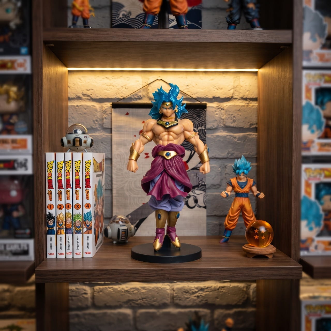 Figurine Broly 20 cm exposee sur une etagere (decor non inclus)