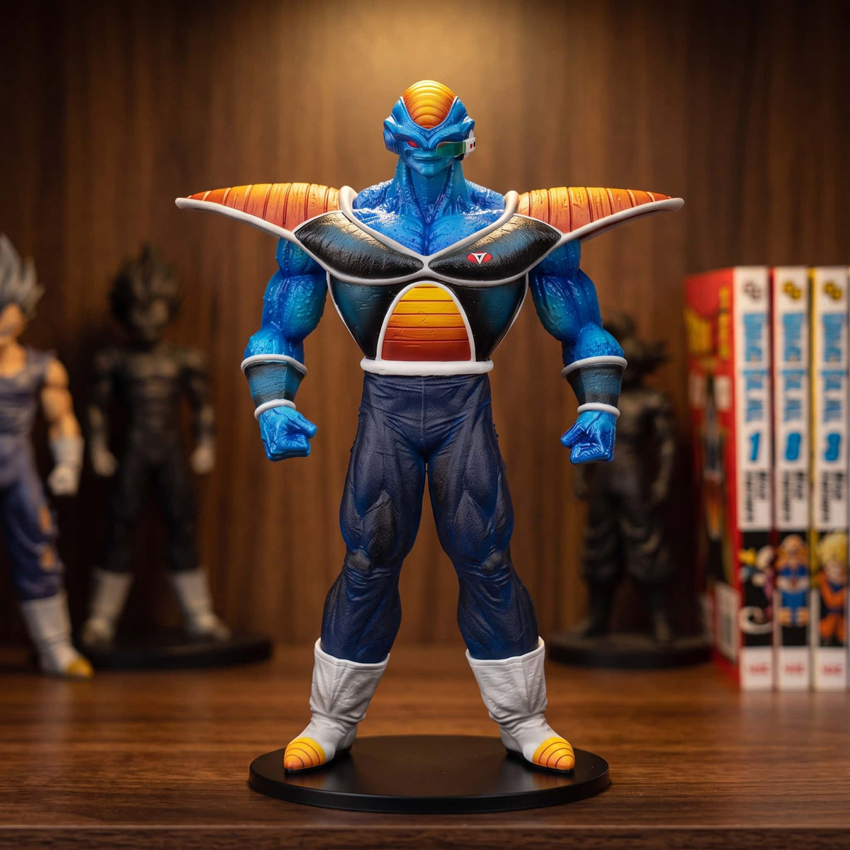 Figurine de Burter du Commando Ginyu, 34 cm, peau bleue et armure noire à épaulières ambrées, posée sur une étagère en bois sombre