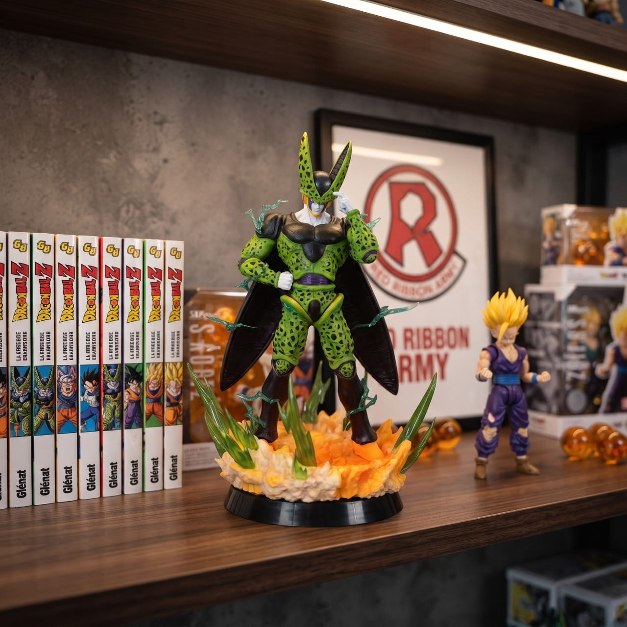 Figurine Cell forme parfaite Dragon Ball Z - exposee sur une etagere (decor non inclus)