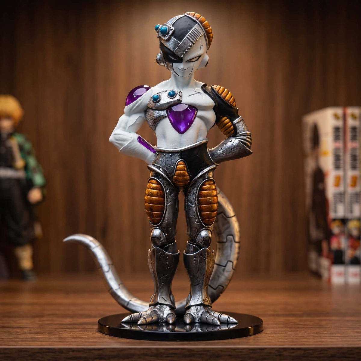 Figurine de Frieza mécanique de 21 cm sur une étagère en bois, casque d'acier rivé à viseur turquoise, prothèses métalliques et queue segmentée enroulée au sol