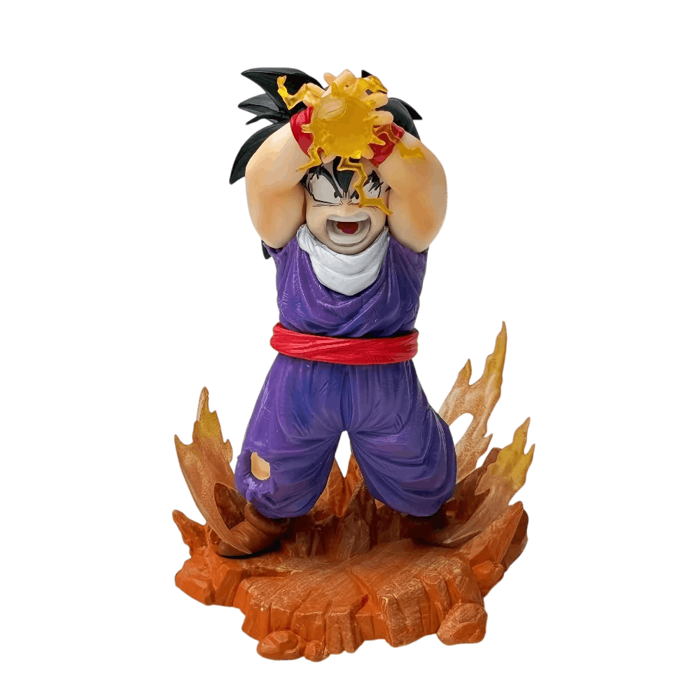 Figurine Gohan enfant Dragon Ball Z de face : bouche ouverte, boule d'énergie jaune au-dessus de la tête, tenue violette à ceinture rouge