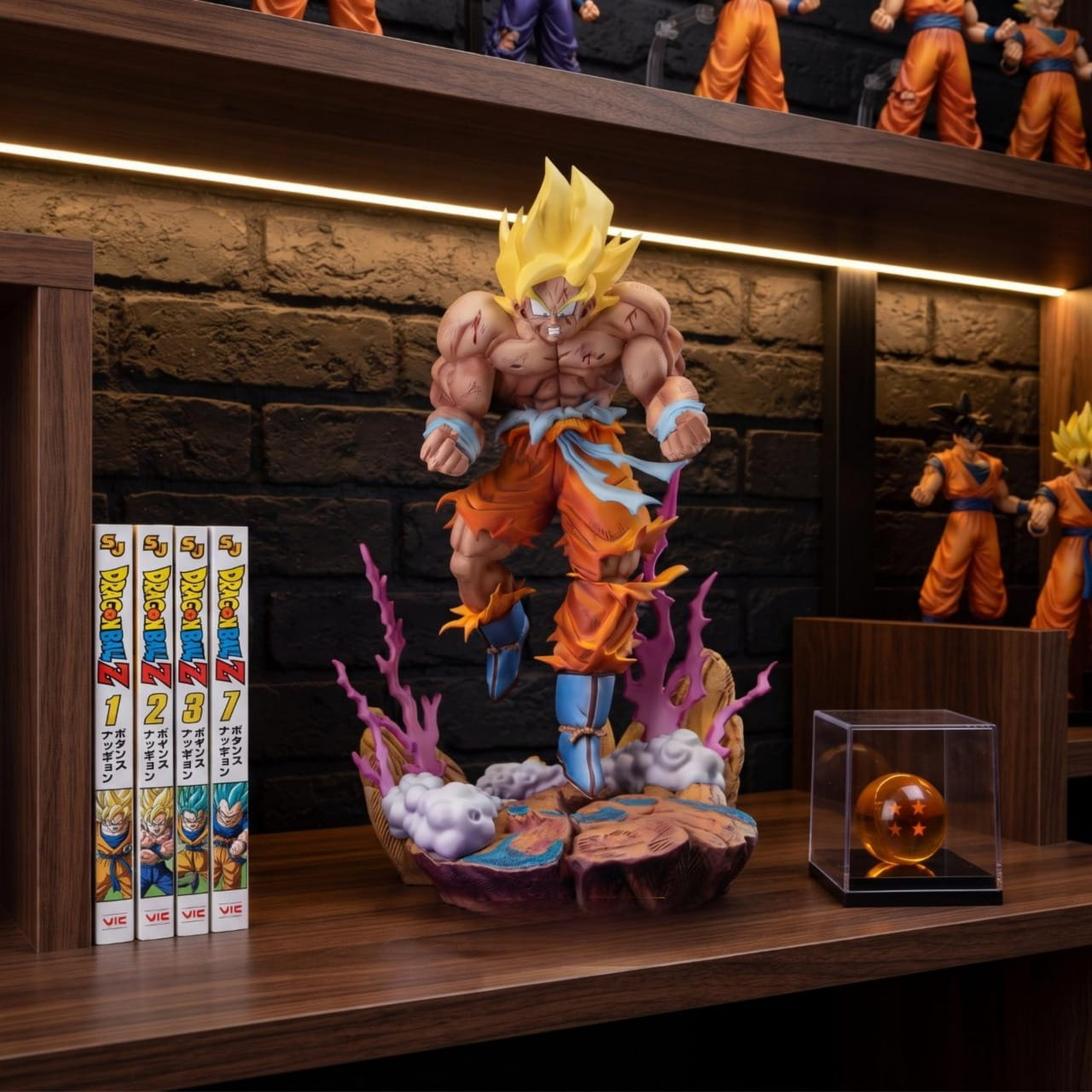 Figurine Goku Super Saiyan aura explosive Dragon Ball Z - exposee sur une etagere (decor non inclus)