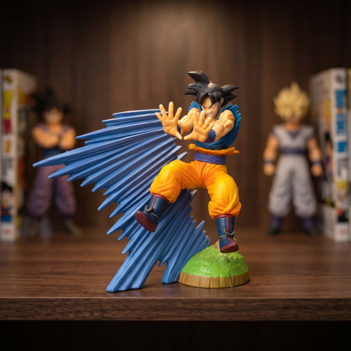 Figurine Dragon Ball Z Goku 15 cm, mains en avant et vague d'énergie bleue, exposée sur une étagère (décor non inclus)