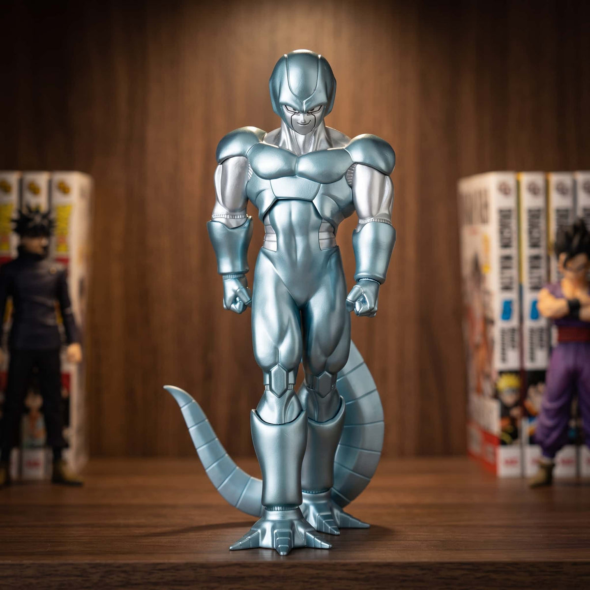 Figurine Dragon Ball Z Metal Cooler 17 cm argenté, exposée sur une étagère devant des mangas (décor non inclus)