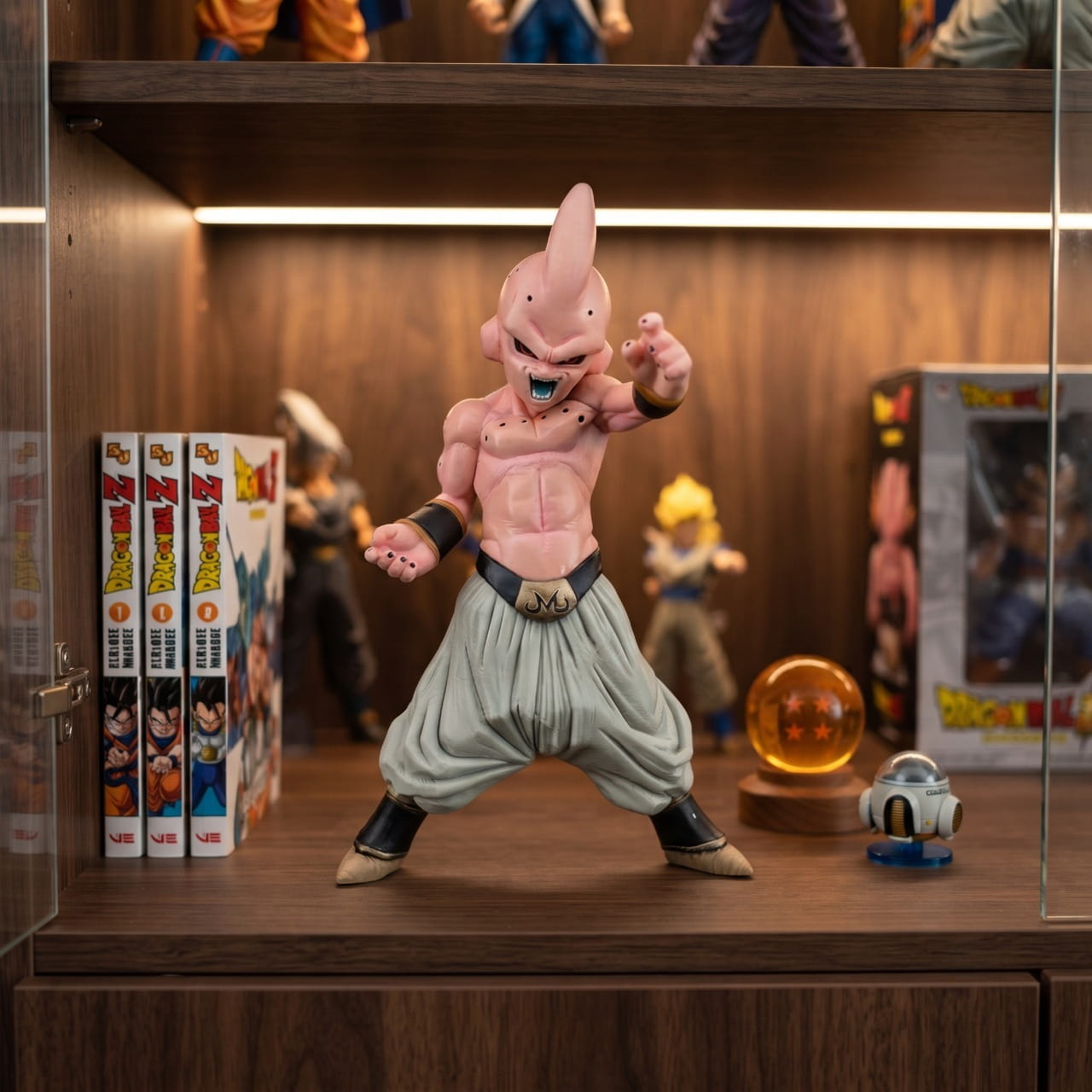 Figurine Super Buu 18 cm exposee sur une etagere (decor non inclus)