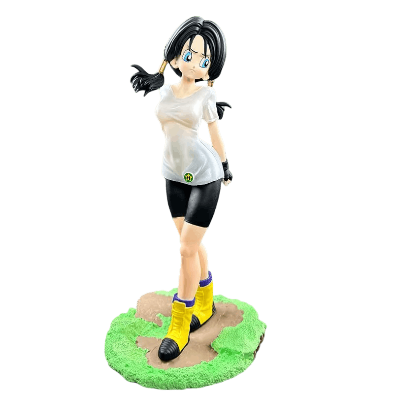 Figurine Videl détourée sur fond noir, vue de face, regard en coin et écusson peint sur le t-shirt