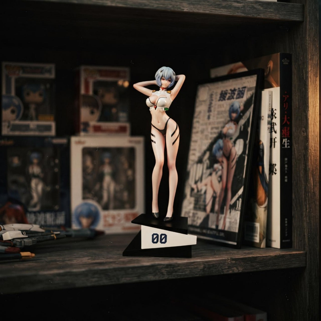Figurine Rei Ayanami Evangelion exposée sur une étagère (décor non inclus)